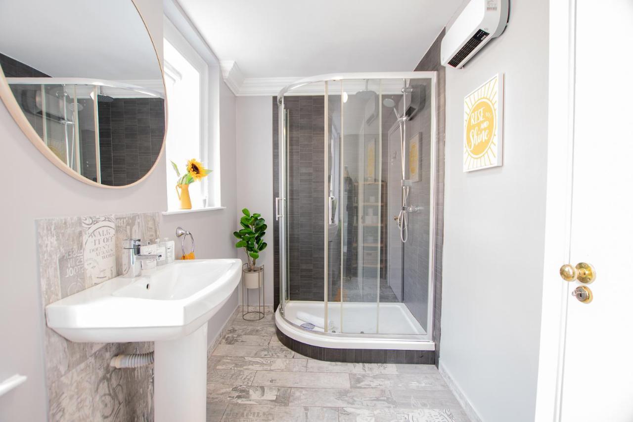 The Yellow Door By Shortstays Ferienhaus